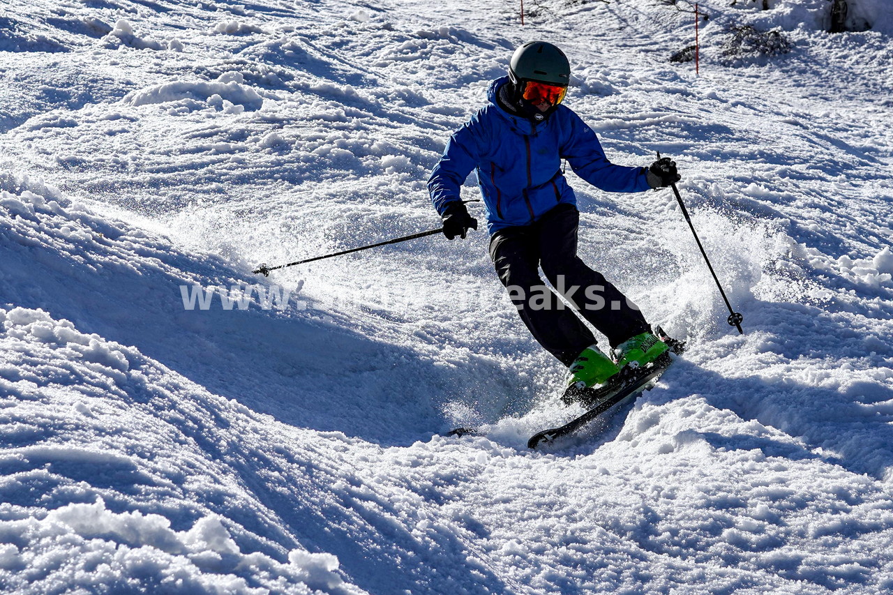 札幌国際スキー場 Mt.石井スポーツ ISHII SKI ACADEMY 校長・斉藤人之さんによる『斉藤塾』開講。本日のテーマは、「春雪！コブからスキーのたわみを楽しむ！！」(^^)v